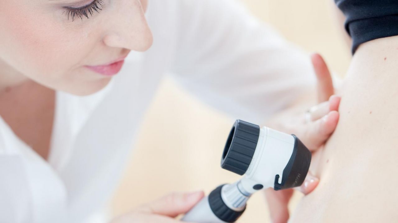 Дерматоскопия: что это, как проводится и что показывает? estmed.by